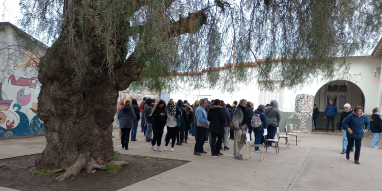 Arrancaron las elecciones con un lento movimiento y el faltazo de algunas autoridades de mesas