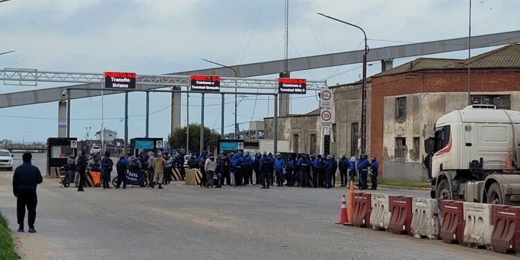 Paro de los trabajadores de Terminal Quequén ante la ausencia de respuestas en Puerto Quequén