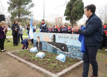 Emotiva inauguración del mural en homenaje al ARA San Juan en la plaza del centro