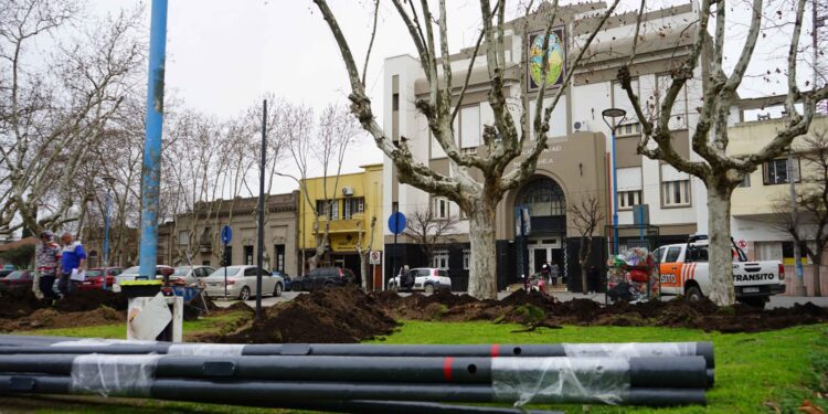Comenzó a ejecutarse el plan de iluminación integral de la Plaza Dardo Rocha