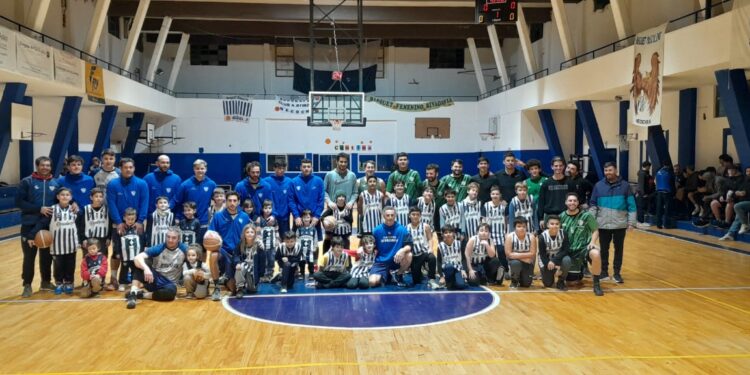 El basquet de Rivadavia celebró el Dia del Niño en su partido ante Once Unidos