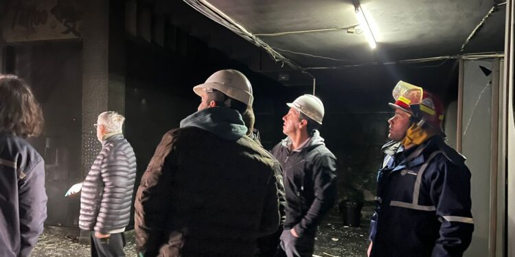 Evalúan los daños que dejó el incendio en las cocheras de la Gran Galería Central