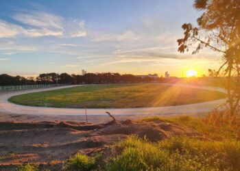 Llegó el día: se inaugura la pista de atletismo en el Polideportivo Municipal