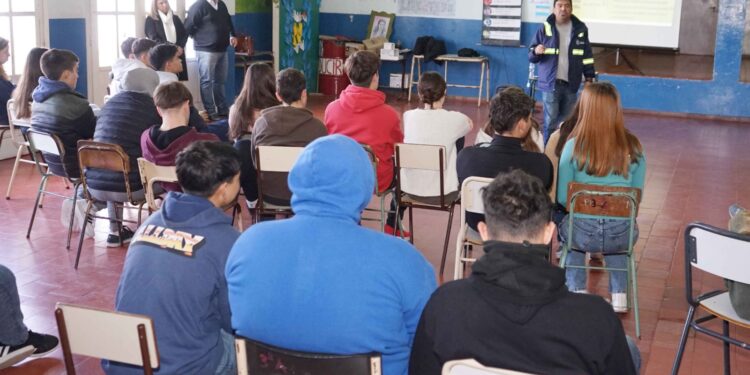 Las charlas para principiantes llegan a colegios secundarios del interior del distrito
