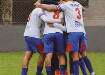 Los punteros del fútbol local en acción en los adelantos de la jornada sabatina