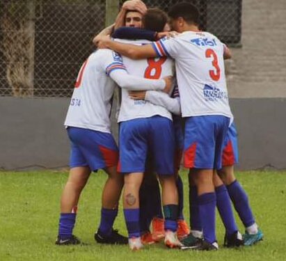 Los punteros del fútbol local en acción en los adelantos de la jornada sabatina