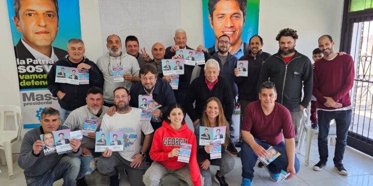 La Agrupación Vecinal Unión Peronista ya reparte las boletas para Massa Presidente, Kicillof Gobernador y  Rojas Intendente.