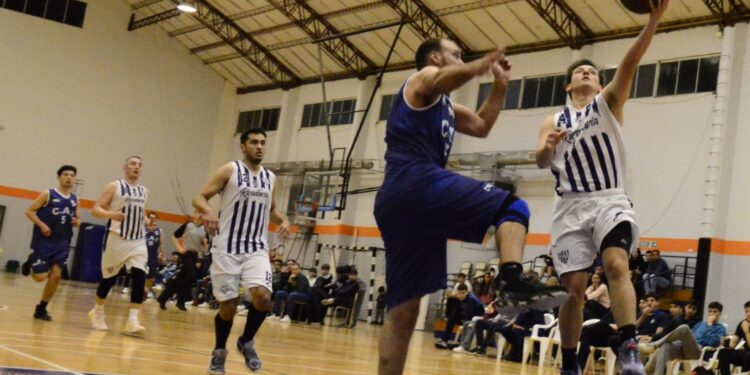 Basquet: En San Cayetano y con esfuerzo, Rivadavia cerró de manera invicta la etapa regular