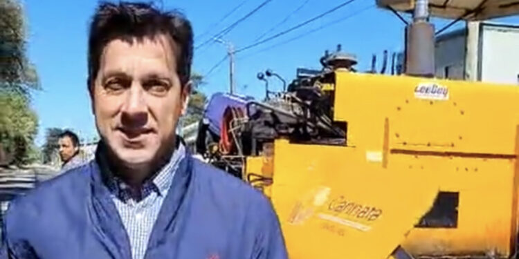 Arturo Rojas: “Nuestro compromiso es el de trabajar para la gente”. Comenzó el asfaltado de la Av 58