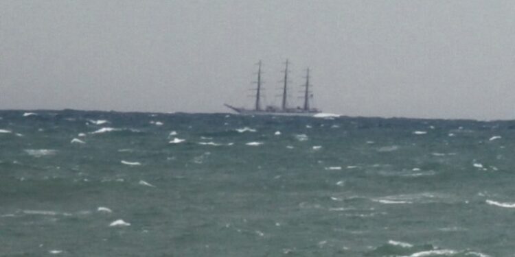 La fragata ARA “Libertad” pasó por las costas de Necochea y Quequén.