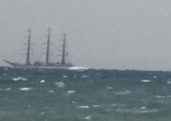 La fragata ARA “Libertad” pasó por las costas de Necochea y Quequén.