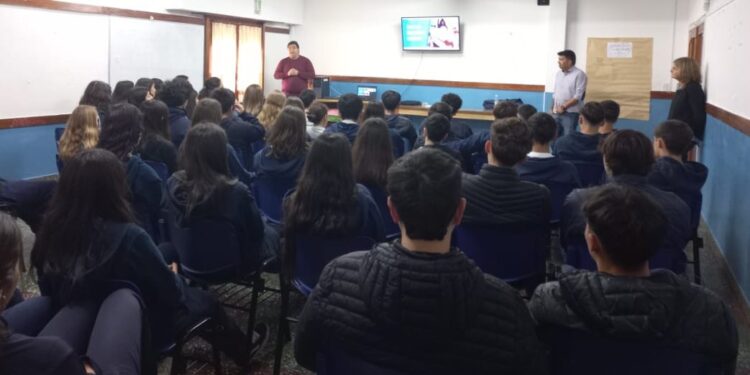 Licencias de conducir: se le da continuidad a las charlas para principiantes en escuelas secundarias