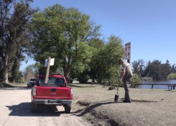 El servicio de Guardaparques trabaja en el paseo de la ribera