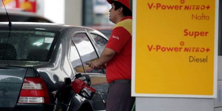 Tras la suba de YPF, otras compañías también aumentan sus combustibles