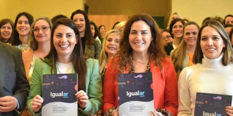 Jimena López en la entrega de distinciones a las primeras empresas que implementaron el Sello Igualar
