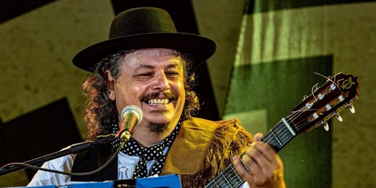Hoy se presenta el folklorista Adrián Maggi en una actuación benéfica en la Capilla San Cayetano