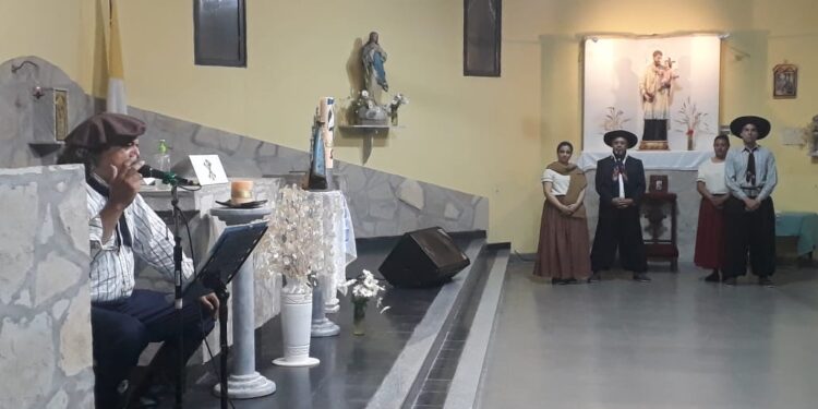 Exitosa presentación del folklorista Adrián Maggi en la Capilla San Cayetano