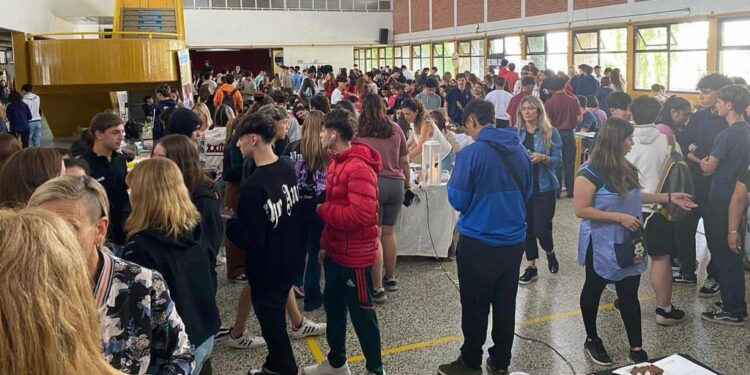 Expo Emprendedores y Proyectos Productivos con estudiantes de nivel secundario de nuestro distrito.