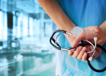 Médicos acuerdan 28% de aumento y rechazan recortes propuestos por Milei