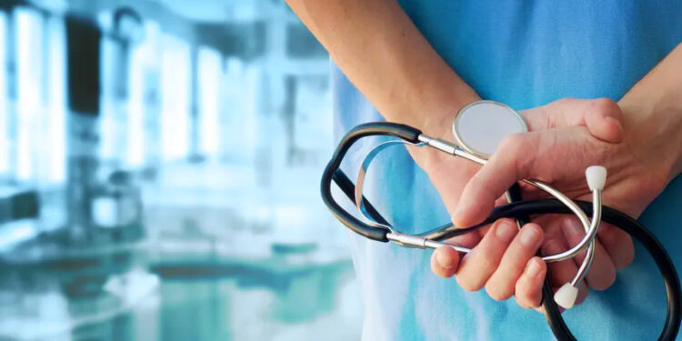 Médicos acuerdan 28% de aumento y rechazan recortes propuestos por Milei