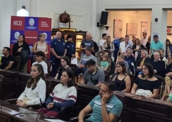 Emotiva distinción a Miguel Arana por su trayectoria, de parte de todo el Concejo Deliberante