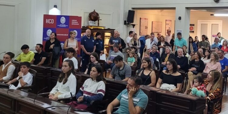 Emotiva distinción a Miguel Arana por su trayectoria, de parte de todo el Concejo Deliberante