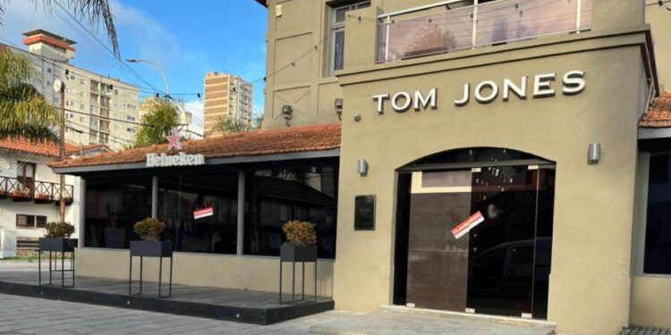 Joven apuñalado en “Tom Jones”. No descartan su clausura definitiva