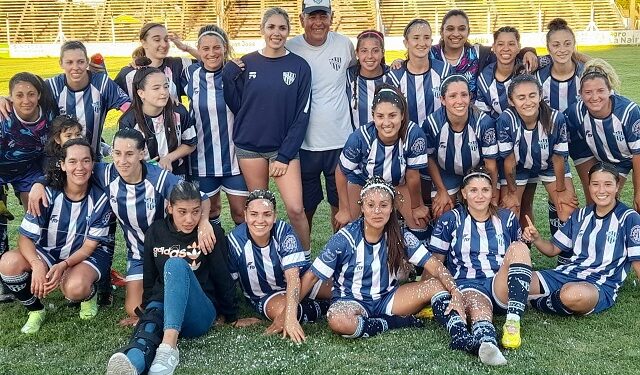 FÚTBOL FEMENINO. Rivadavia goleó y es otra vez campeón