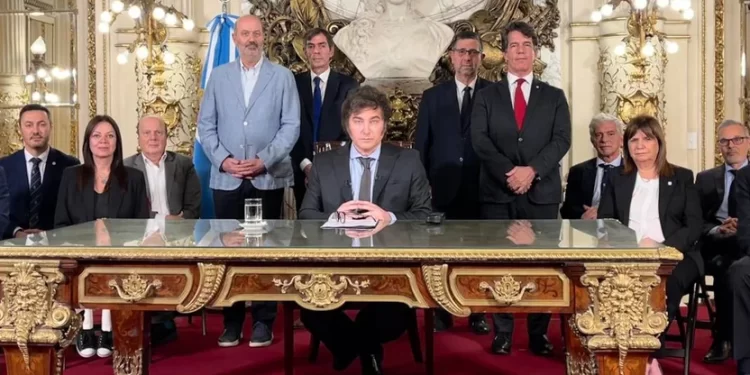 Entró en vigencia el DNU: la Justicia todavía no aceptó suspenderlo