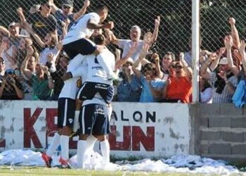 Villa Diaz Velez e Independiente de San Cayetano quedaron a mano en los primeros 90 minutos