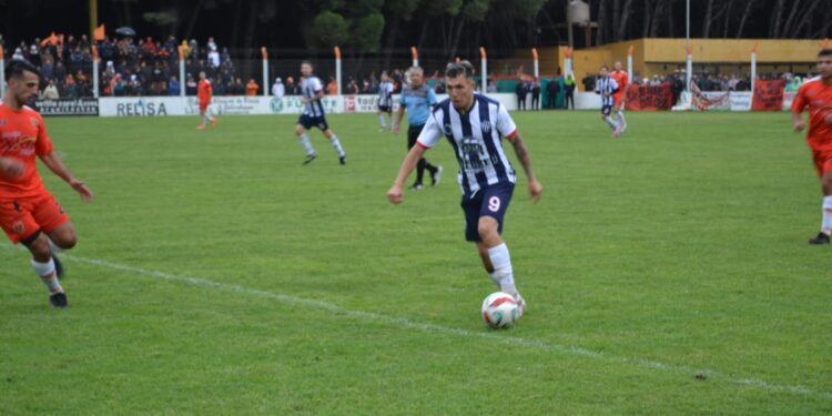 Villa Díaz Vélez hizo el gasto, y Rivadavia se llevó el punto. Por Leo Menna