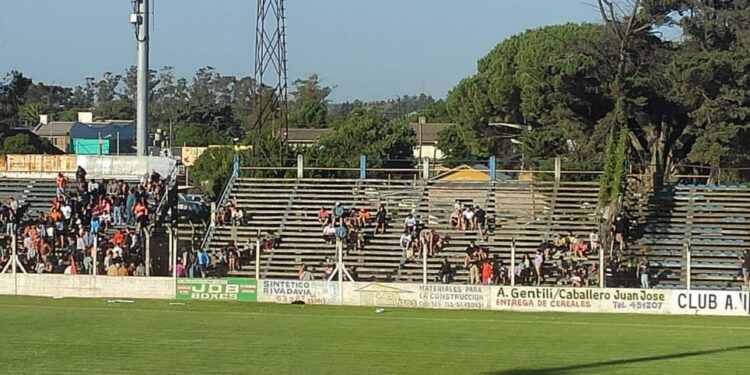 FINAL DE FÚTBOL. Roberto Carranza, indignado porque el partido continuó tras el incidente