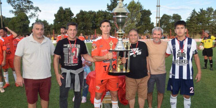 El fútbol se tiñó de naranja. Villa Diáz Veléz gritó CAMPEÓN