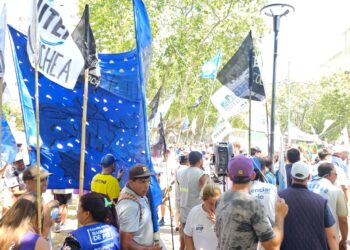 Fuerte manifestacion de los gremios locales en contra de dnu de Milei