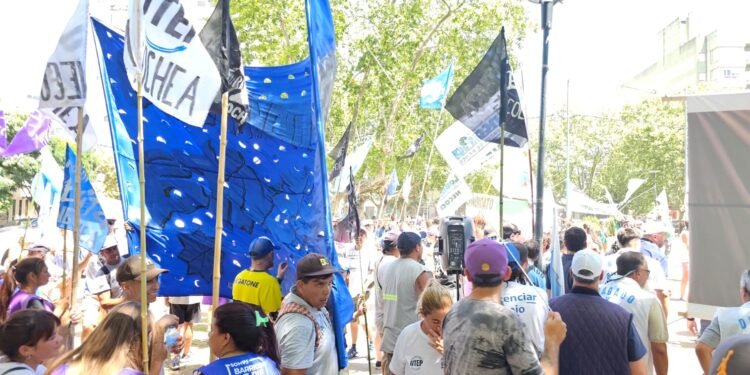 Fuerte manifestacion de los gremios locales en contra de dnu de Milei