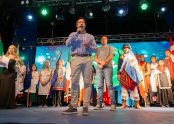 Inaugurando la Feria de las Colectividades, el Intendente invitó al turismo a recorrer los “lugares hermosos” que tiene el distrito