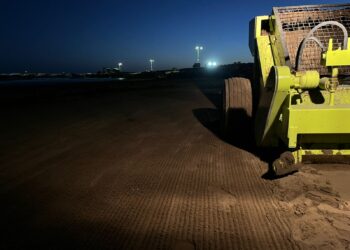 El municipio limpia las playas de Quequén ante la invasión de algas rojas