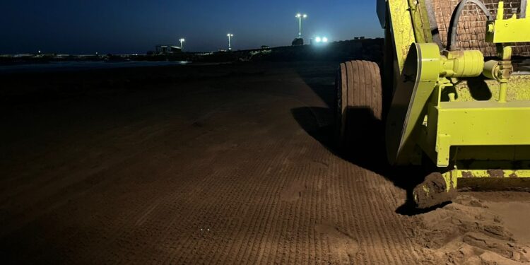 El municipio limpia las playas de Quequén ante la invasión de algas rojas