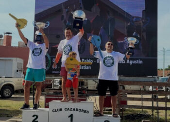 El flamante ganador de la general en Las 24, Pablo Fernández, y su corvina de Oro