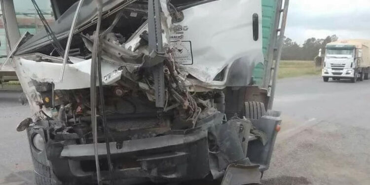 CHOQUE DE CAMIONES Y VUELCO. DOS PERSONAS HERIDAS