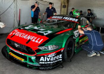 Juan Bautista De Benedictis ya prueba el Mustang en La Plata