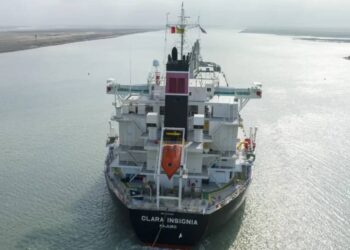 Sigue interrumpida la navegación en el Paraná por la varadura de un granelero