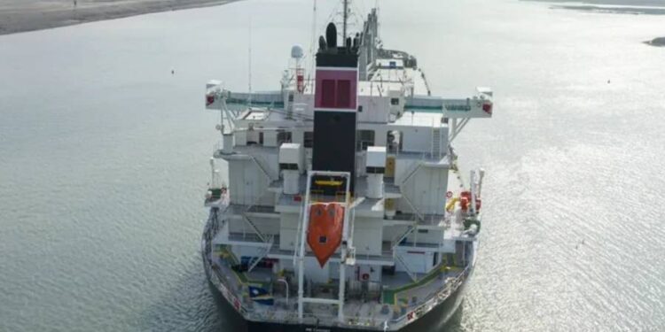 Sigue interrumpida la navegación en el Paraná por la varadura de un granelero