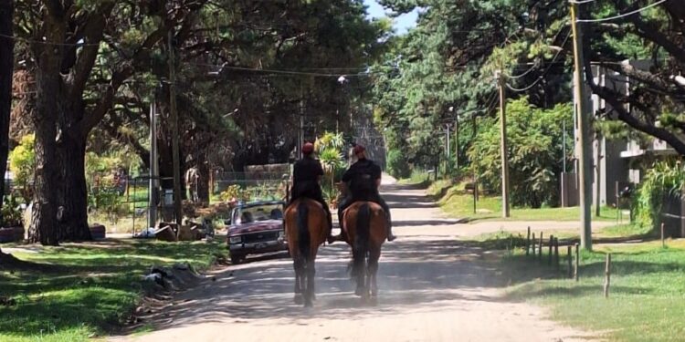El Cuerpo de Caballería mejora la seguridad en las zonas aledañas al Parque Miguel Lillo