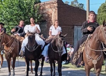 Con desfile tradicional, shows y un gran marco de público, arrancó la Fiesta del Girasol en Santamarina