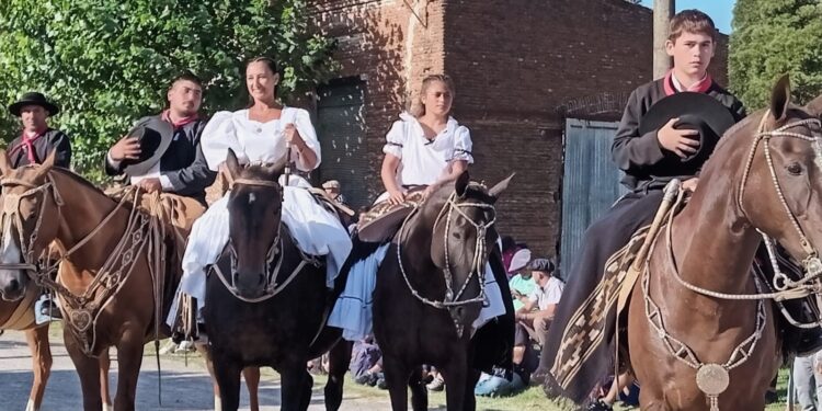 Con desfile tradicional, shows y un gran marco de público, arrancó la Fiesta del Girasol en Santamarina