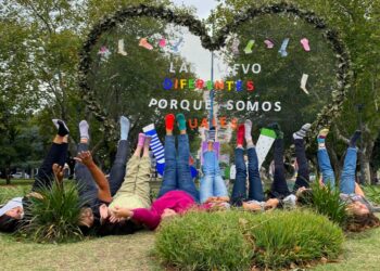 Medias distintas y de colores llamativos celebran la diversidad en la Plaza Dardo Rocha