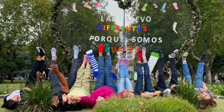 Medias distintas y de colores llamativos celebran la diversidad en la Plaza Dardo Rocha