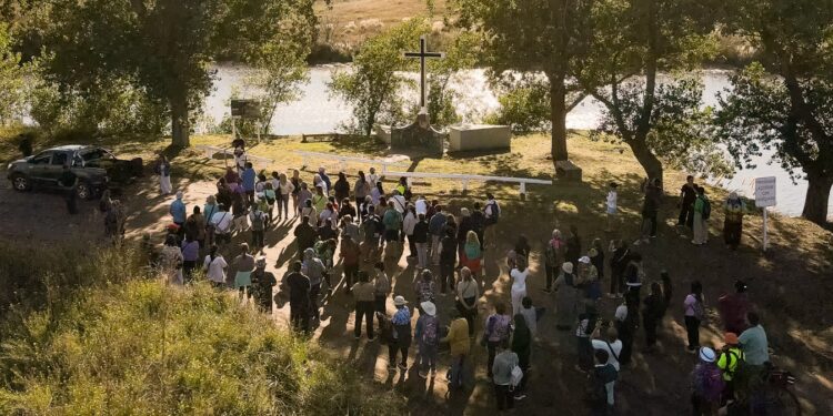 Necochenses y turistas dieron vida a un nuevo Vía Crucis Ribereño