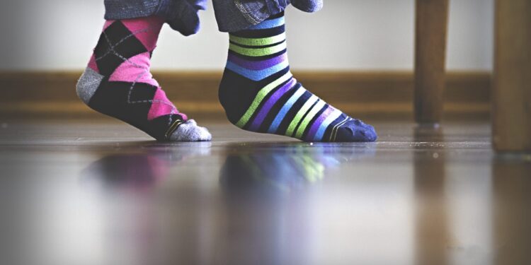 Este jueves 21 de marzo nos ponemos una media distinta en cada pie